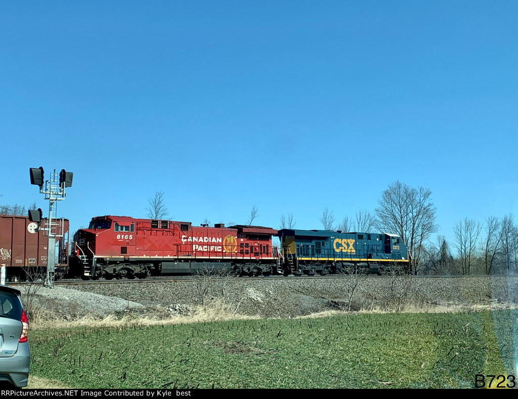 CSX 5372 on B723